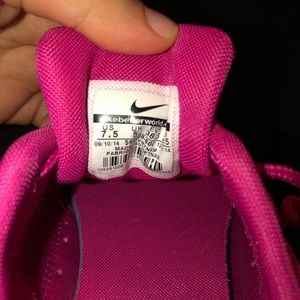 Woman’s 7.5 Air Max Thea